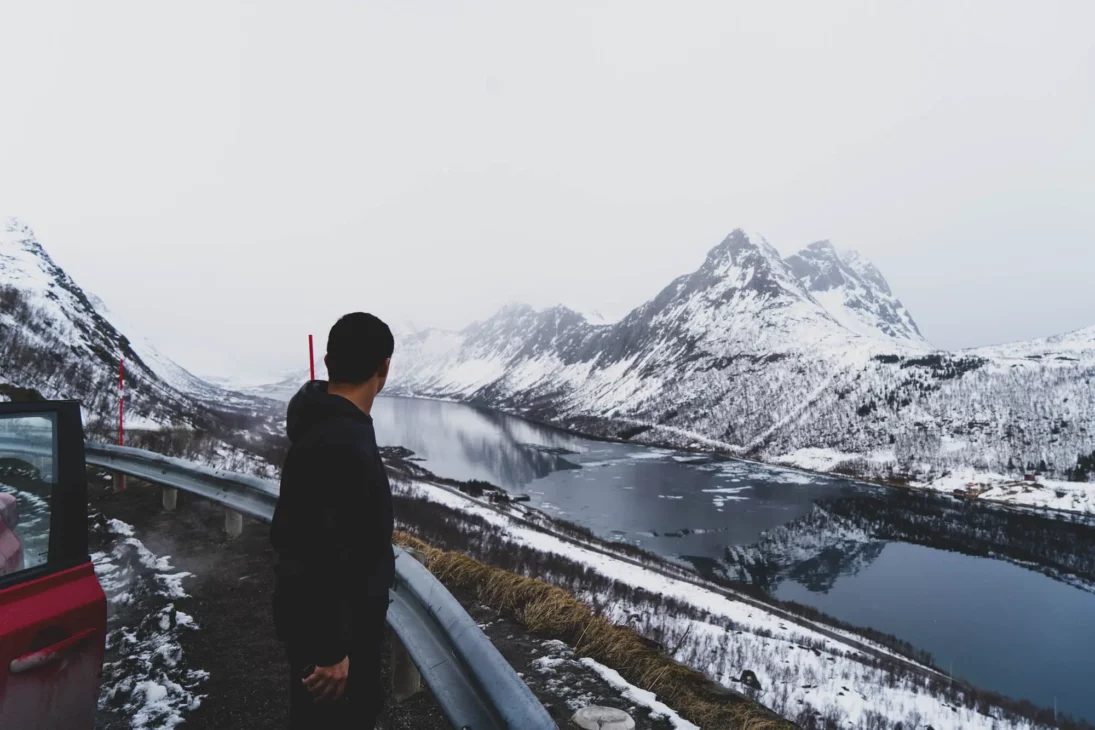 mehdi qui regarde le panorama sur le fjord depuis la Torsken pass