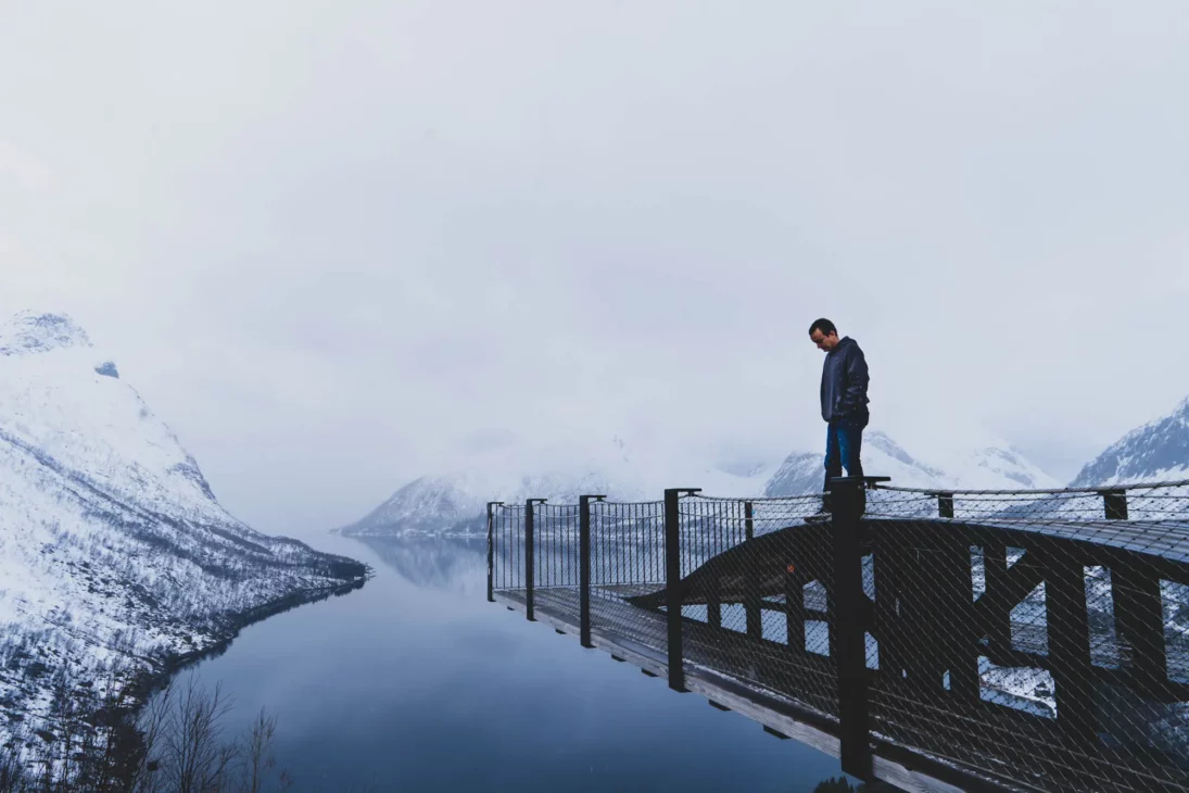 mehdi sur la passerelle de bergsbotn