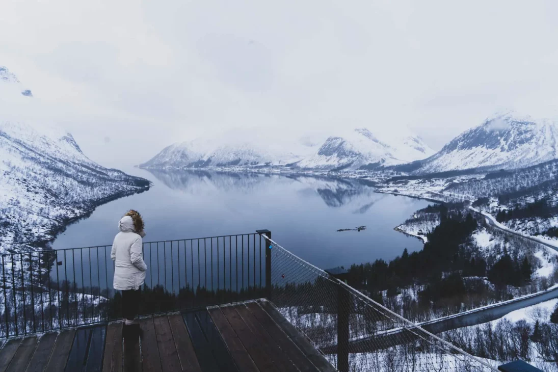 camille en manteau blanc sur la passerelle de Bergsborn