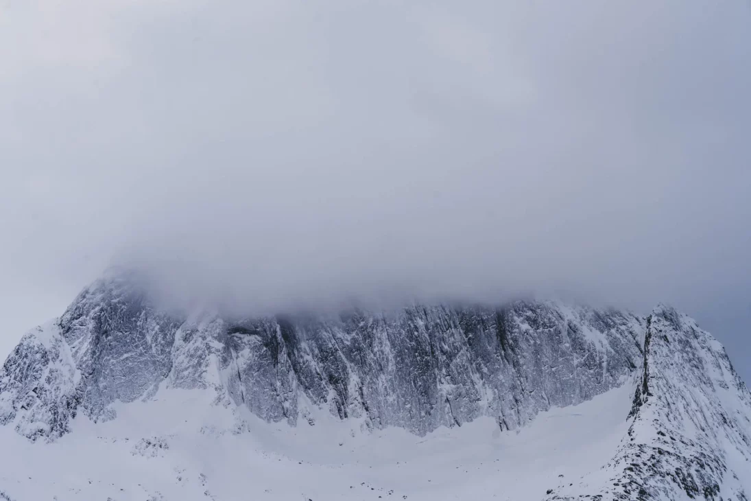 sommet dans le brouillard à senja