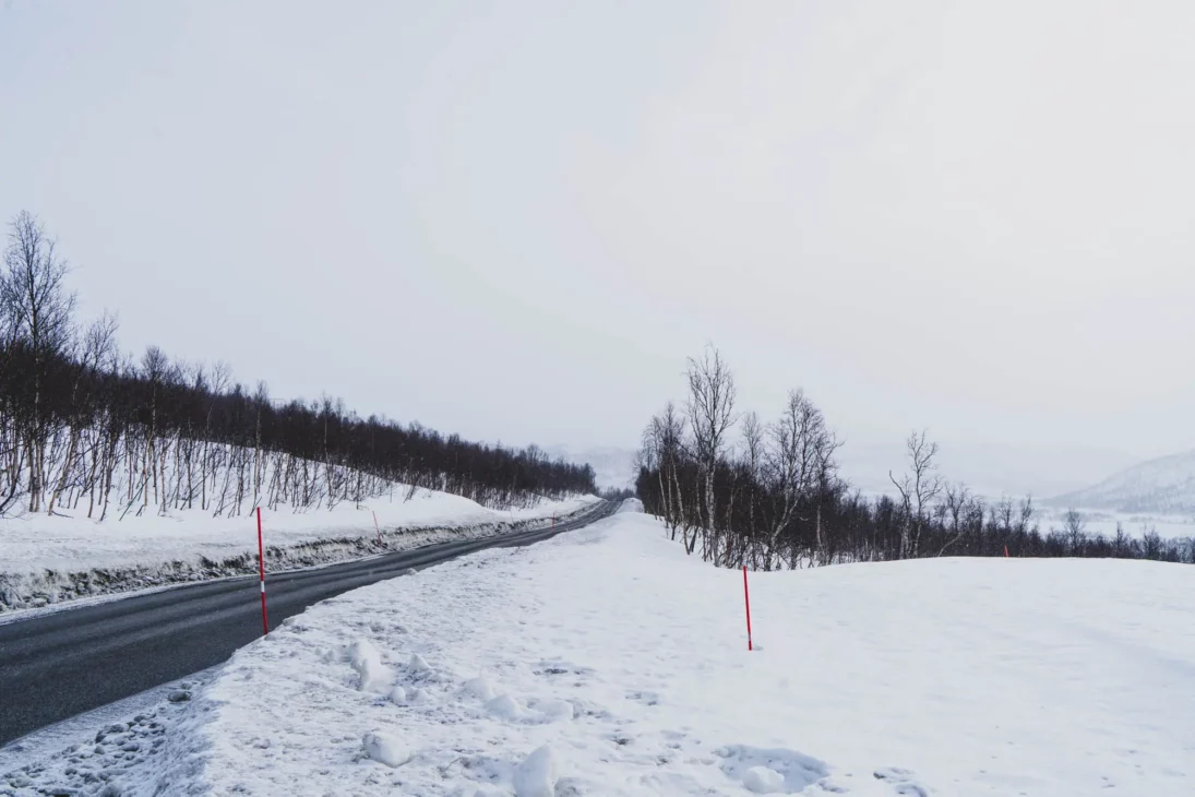 route déneigée à senja pendant l'hiver