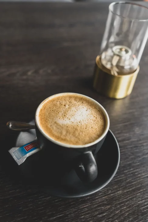 café sur une table