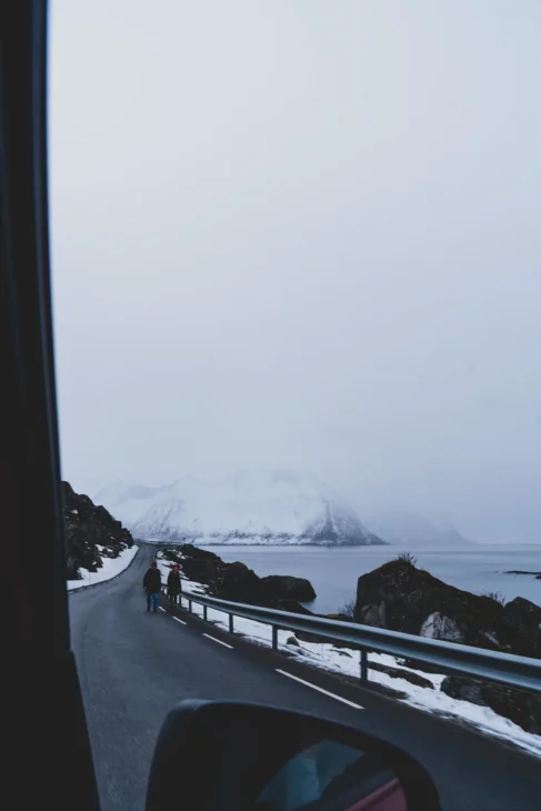 route au bord d'un fjord à senja