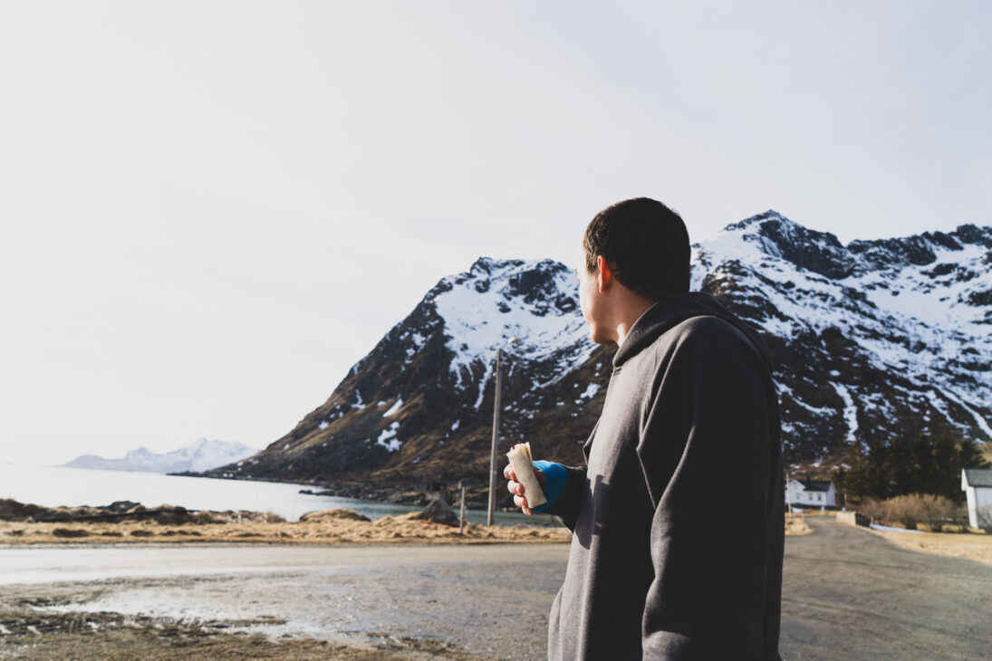 mehdi sur la plage de Valberg Lofoten