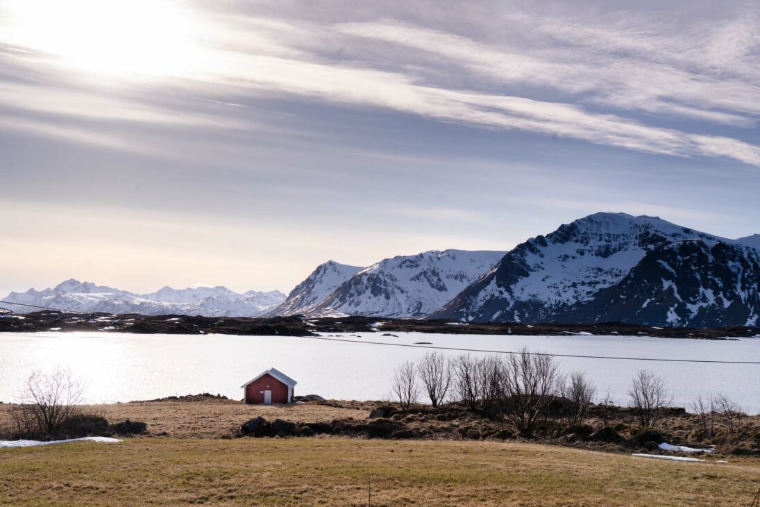 fjord avec rorbu rouge au loin