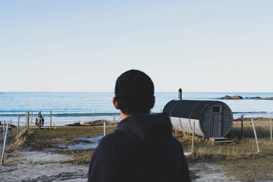 mehdi devant la plage de Hov