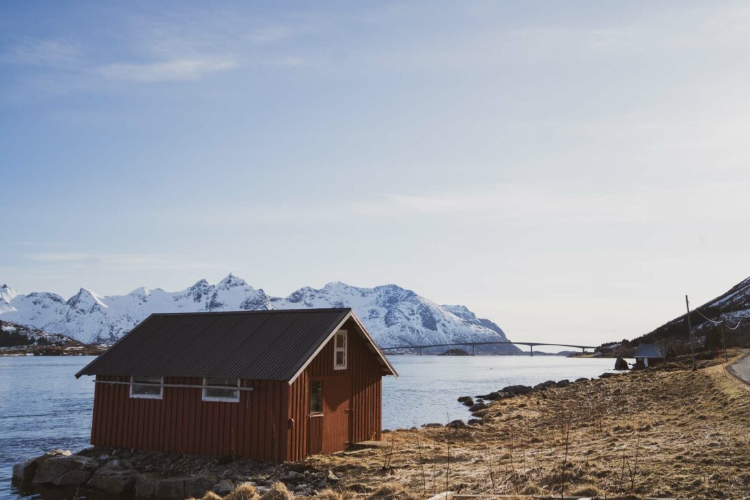 rorbuer rouge dans les lofoten