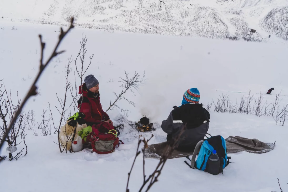 lunch autour d'un feu de bois dans les alpes de lyngen