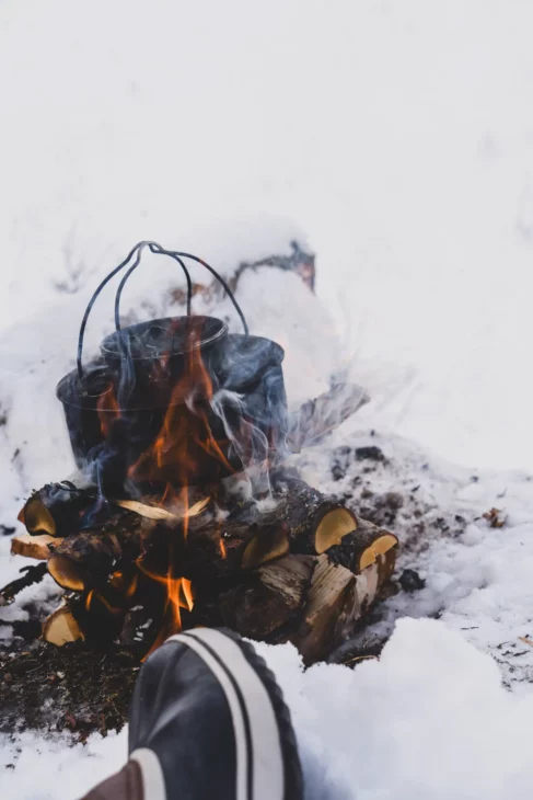 marmite sur un feu de bois dans la neige