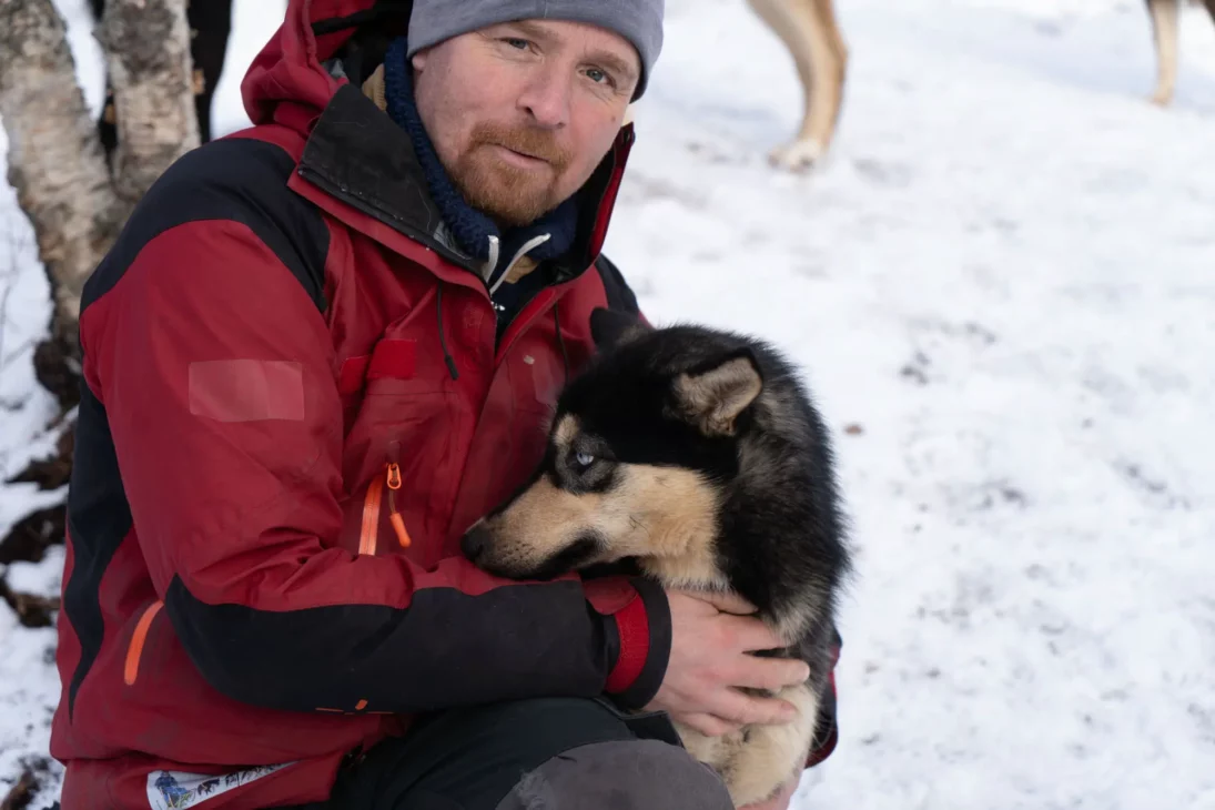 tommy de Team Lyngen avec un de ses chiens de race alaskan