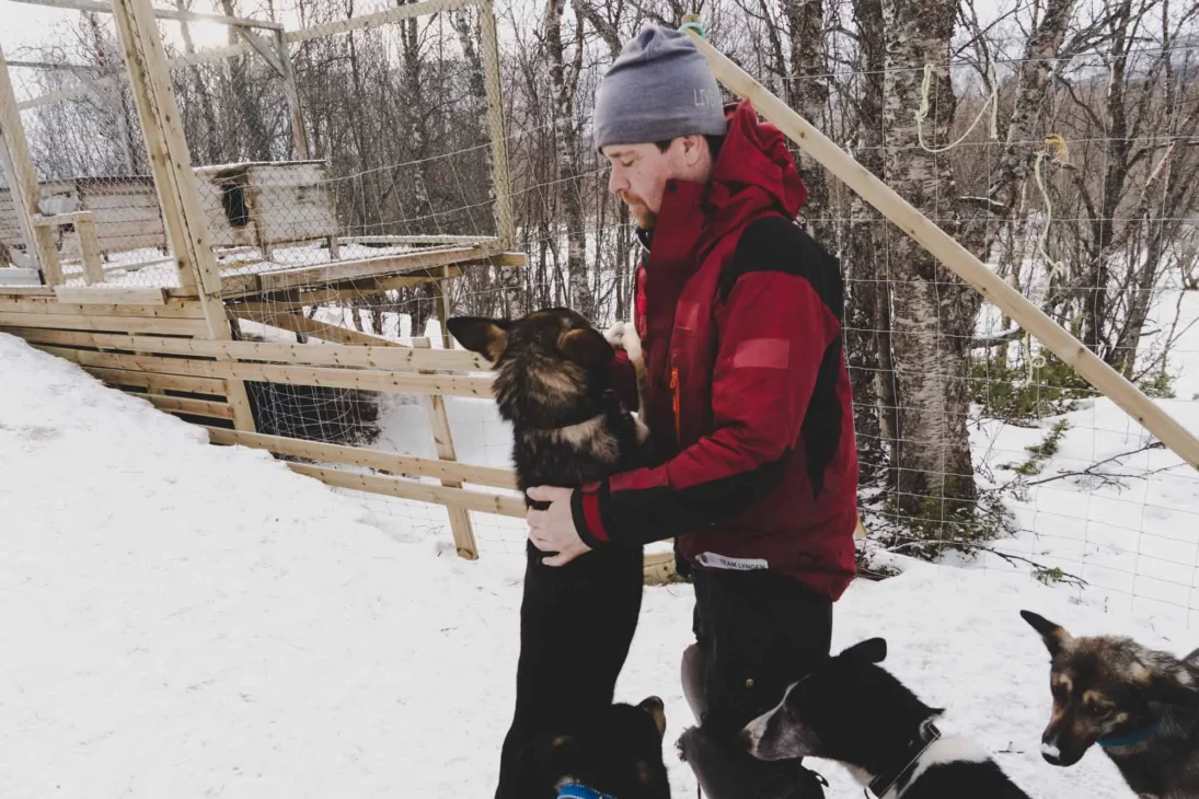 tommy de Team Lyngen avec un de ses chiens alaskan