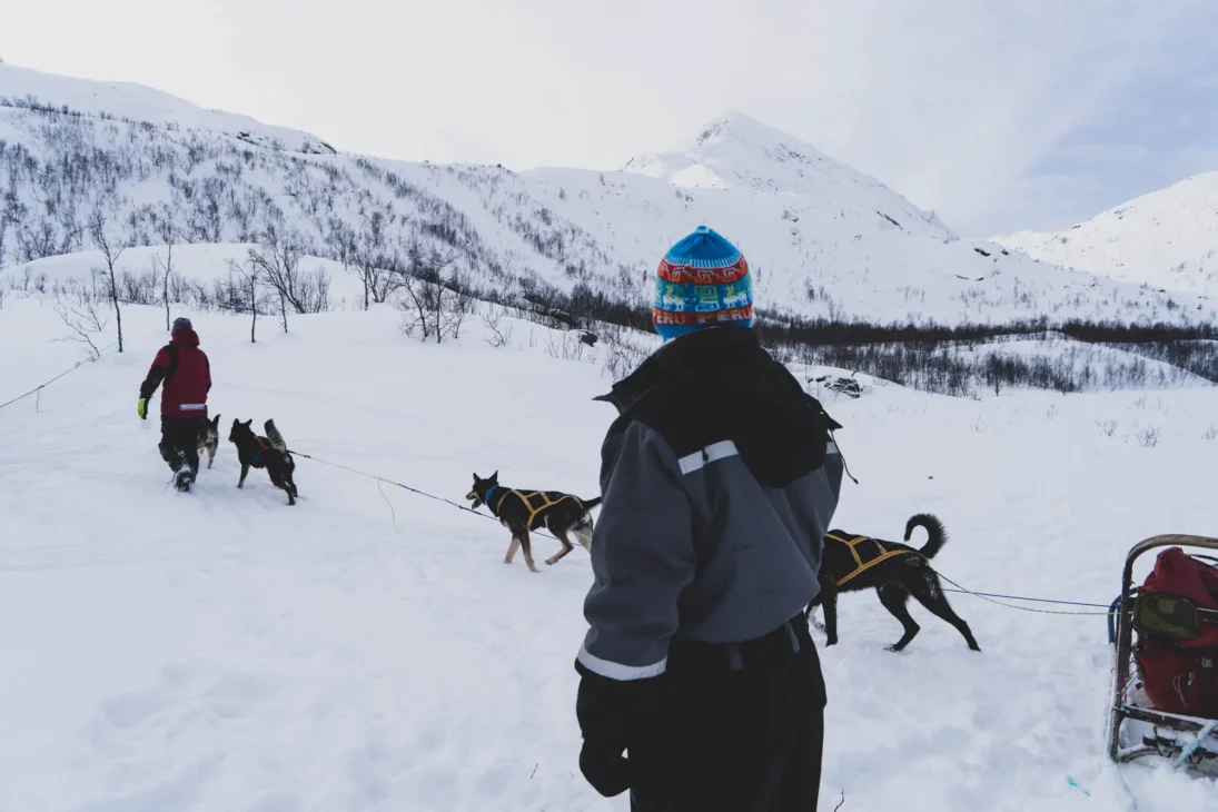 mehdi de dos en combinaison anti-froid dans les alpes de Lyngen