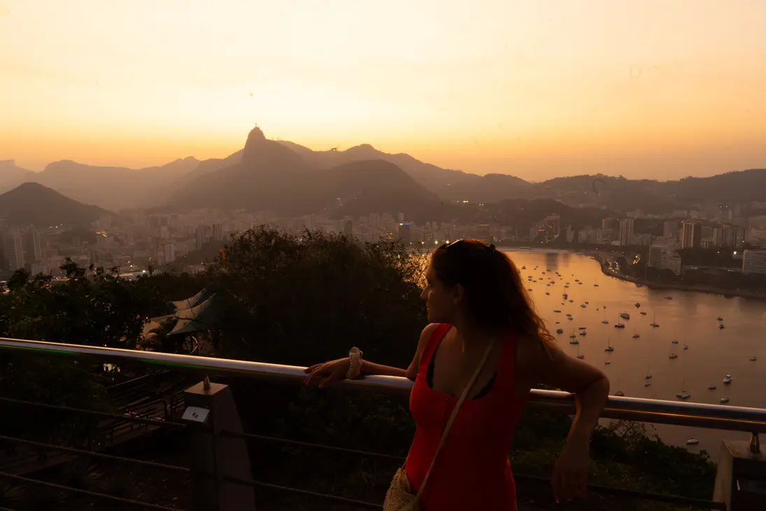 camille devant la baie de rio au sunset