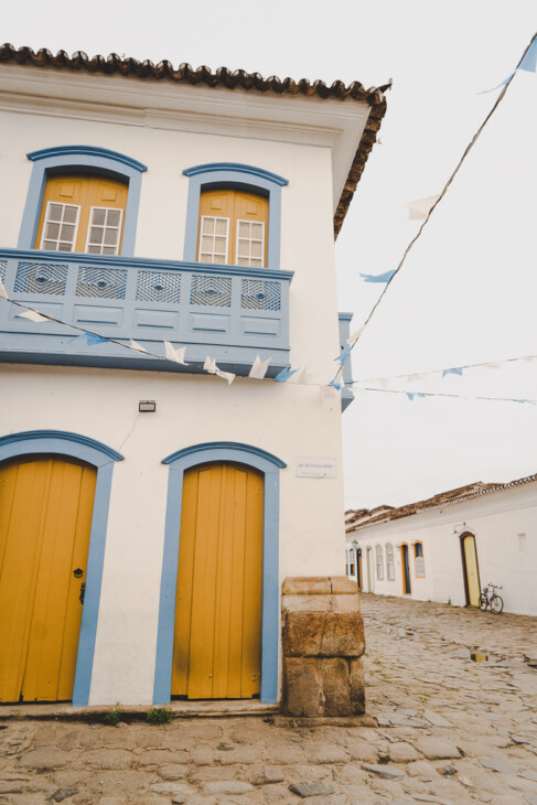 maison jaune et bleue à paraty