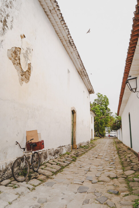vélo contre un mur blanc à Paraty