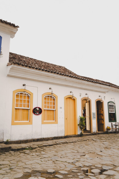 maison aux fenêtres jaunes à Paraty