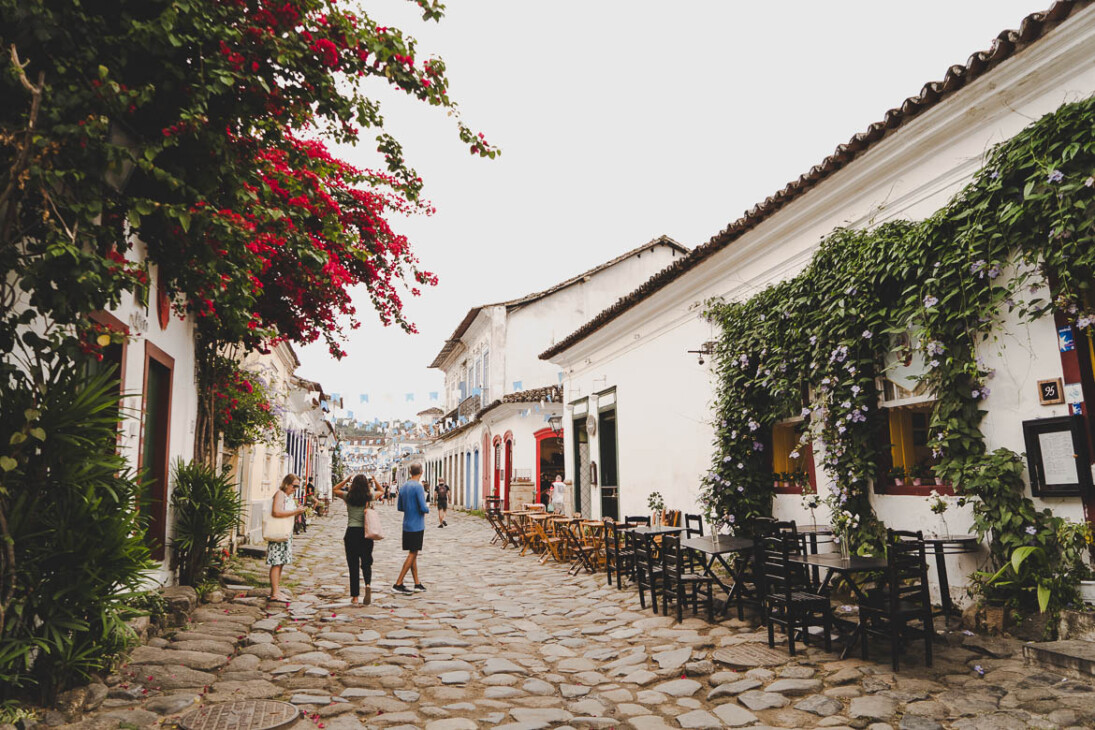 jolie rue fleurie à Paraty