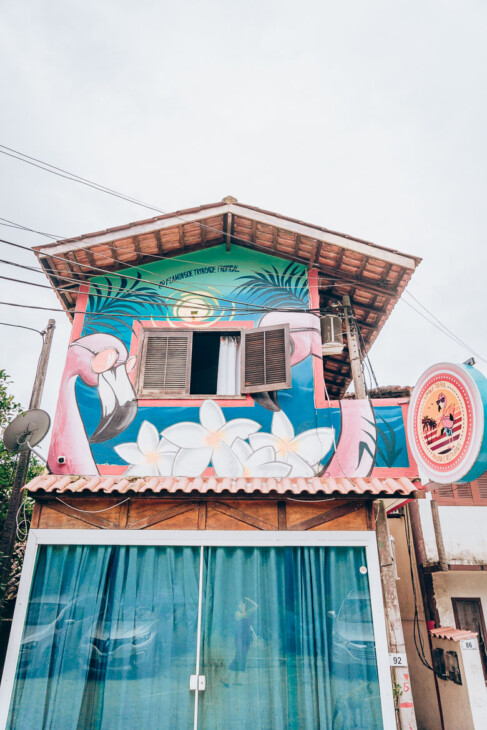 maison avec une façade flamand rose à Trindade